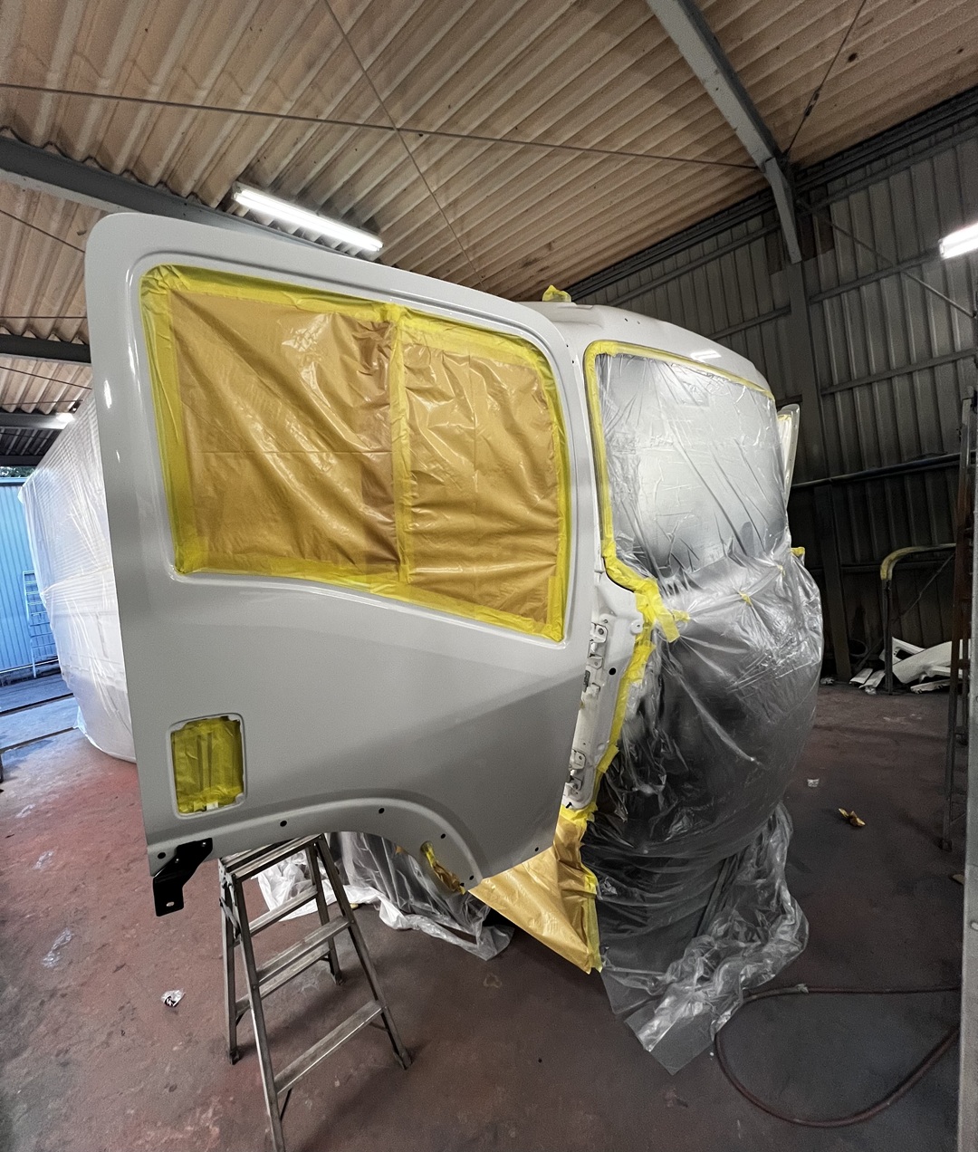 自動車の塗装・部品取り付けスタッフ 架装作業